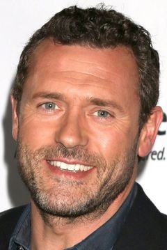 Jason O'Mara interpreta Batman / Bruce Wayne (voice)