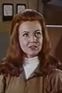Eve Bernhardt interpreta Newspaper Reporter (uncredited)