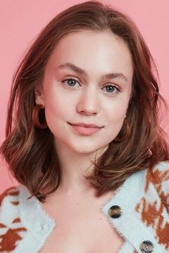 Ella Ballentine interpreta Jennifer