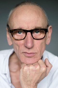 Gordon Spooner interpreta Philip Collins