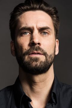 Ilkka Villi interpreta Hollywood Pete