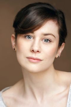 Aoibhin Murphy interpreta Avis Clerk