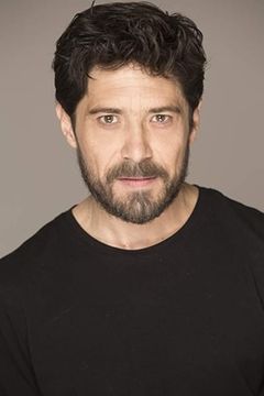 Hector Kotsifakis interpreta Roberto Vega