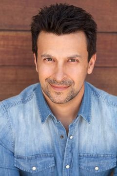 Michael Perl interpreta Nicky Bismar