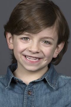 Winslow Fegley interpreta Boy in the Playground (uncredited)