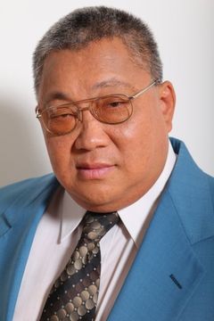 Waymond Lee interpreta Airport Traveler (uncredited)