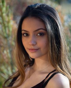 Brianna Gage interpreta Skylar Parker