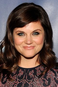 Tiffani Thiessen interpreta Sharon Bates