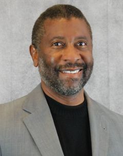 Bruce Nelson interpreta Officer Frank Johnson