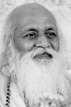 Maharishi Mahesh Yogi interpreta Self (archive footage)