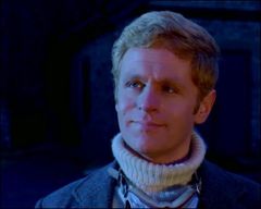 Douglas Sheldon interpreta Captain Rogers