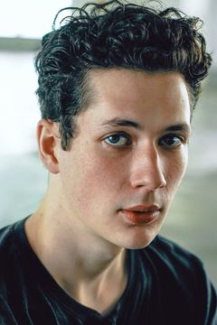 Seamus Patterson interpreta Alec