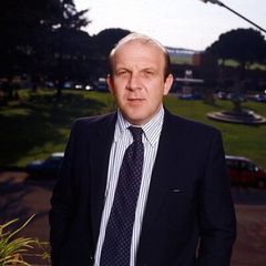 Carlo Degli Esposti interpreta Operaio anziano