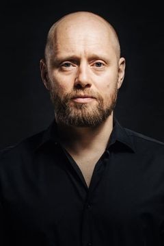Aksel Hennie interpreta Alex Vogel