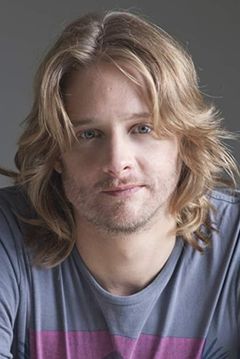 James Longshore interpreta Charles