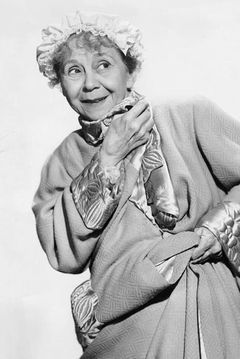 Ida Moore interpreta Mysterious Old Lady