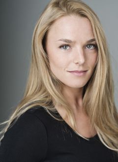 Zoe Barker interpreta Nikki Carter