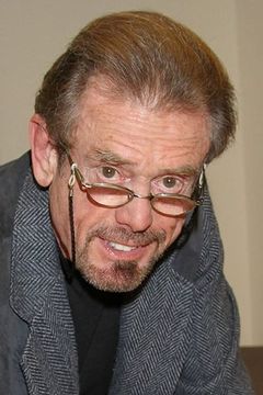 Neil Ross interpreta Featured Character Voice (voice)