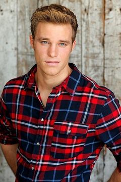 Josh Plasse interpreta Chris