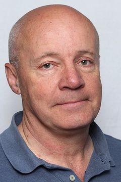 Michael Haydon interpreta Shopkeeper (uncredited)