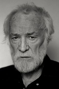 Richard Harris interpreta John
