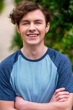 Jacob Robinson interpreta Young Gillespie