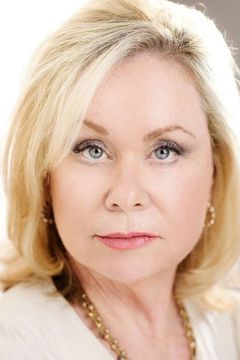 Christine Amor interpreta Aunt Claire