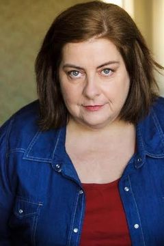 Polly Humphreys interpreta Hotel Maid Valinda
