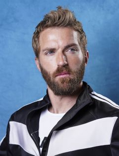 Russell Hicks interpreta Warm Up Guy
