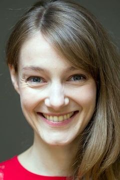 Clara Brajtman interpreta Austrian Girlfriend #1