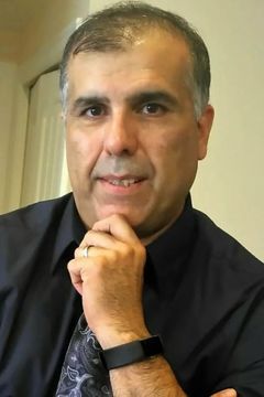 Shahrokh Ferdowsi interpreta Police Detective