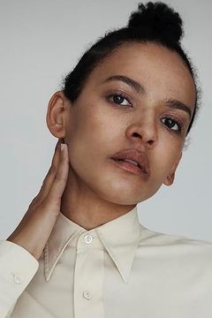 Zindzi Okenyo interpreta Security Guard #2