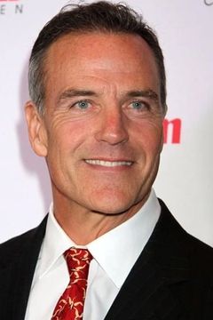 Richard Burgi interpreta Karl Mayer