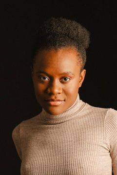 Florinda Okomo interpreta Hermana Mariana