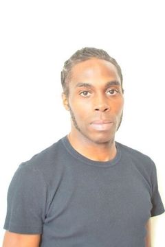 Tyrone Jeffers interpreta Night Clubber (uncredited)