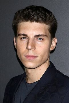 Nolan Gerard Funk interpreta Luna