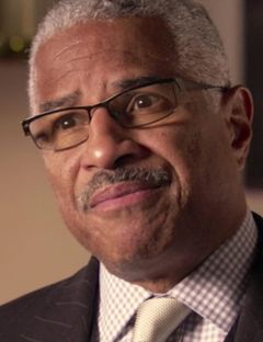 Felipe Luciano interpreta Television Reporter
