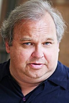 Nicholas Blane interpreta Sir Olaf Kirkpatrick Caroe