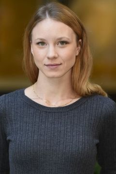 Ekaterina Buscemi interpreta Anna Lou Kastner
