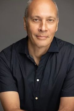 David Moreland interpreta Principal Cole