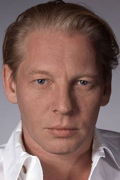 Ben Becker interpreta Karaman