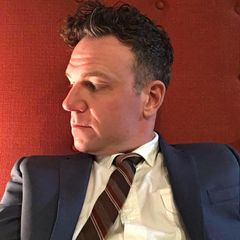 Brendan Gall interpreta Teddy
