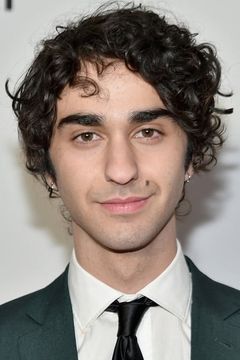Alex Wolff interpreta Party Friend (uncredited)