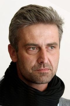 Roman Zach interpreta Father Petrek