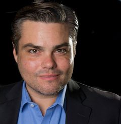 Christopher Bryan Gomez interpreta Monarch Scientist (uncredited)