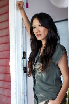 Jeni Chua interpreta Debbie