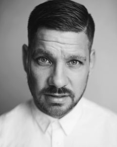 Todd Von Joel interpreta Jimmy