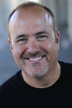 Michael Emanuel interpreta Sandman One Co-Pilot