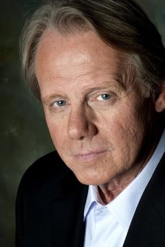 William Sanderson interpreta E.B. Farnum