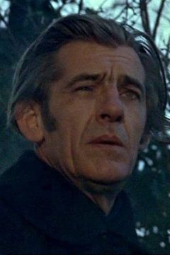 Michael Mulcaster interpreta The Man in Black (uncredited)
